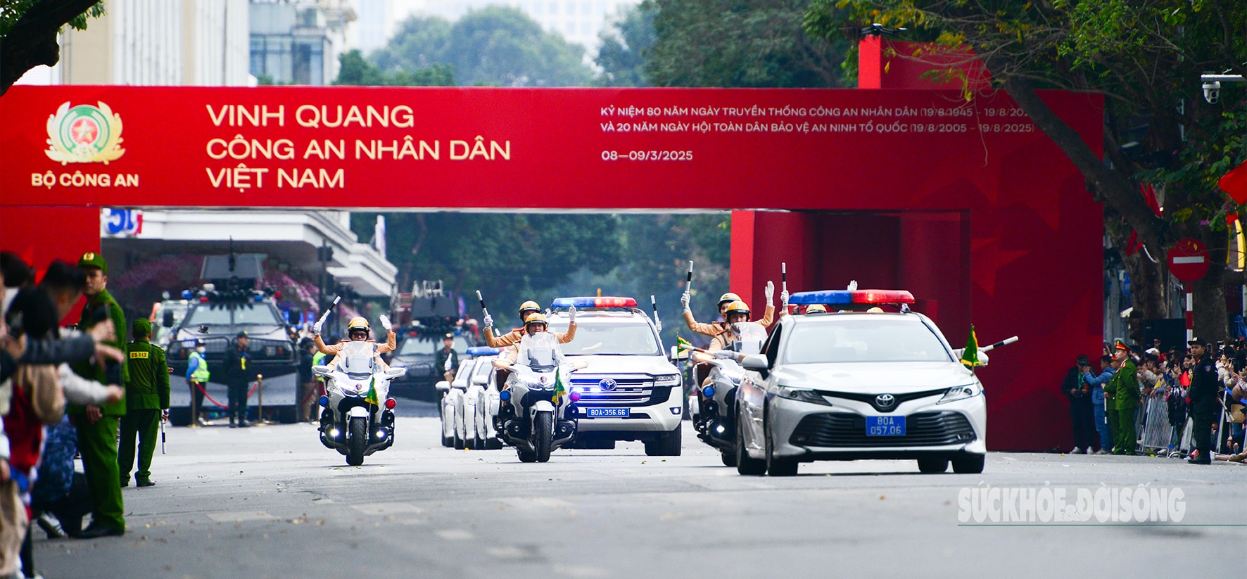Nữ cảnh sát giao thông tỏa sáng trên phố đi bộ Hồ Gươm- Ảnh 1.
