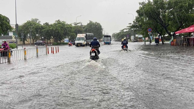 Biển động mạnh, mưa dông nhiều nơi do tác động của không khí lạnh- Ảnh 2.