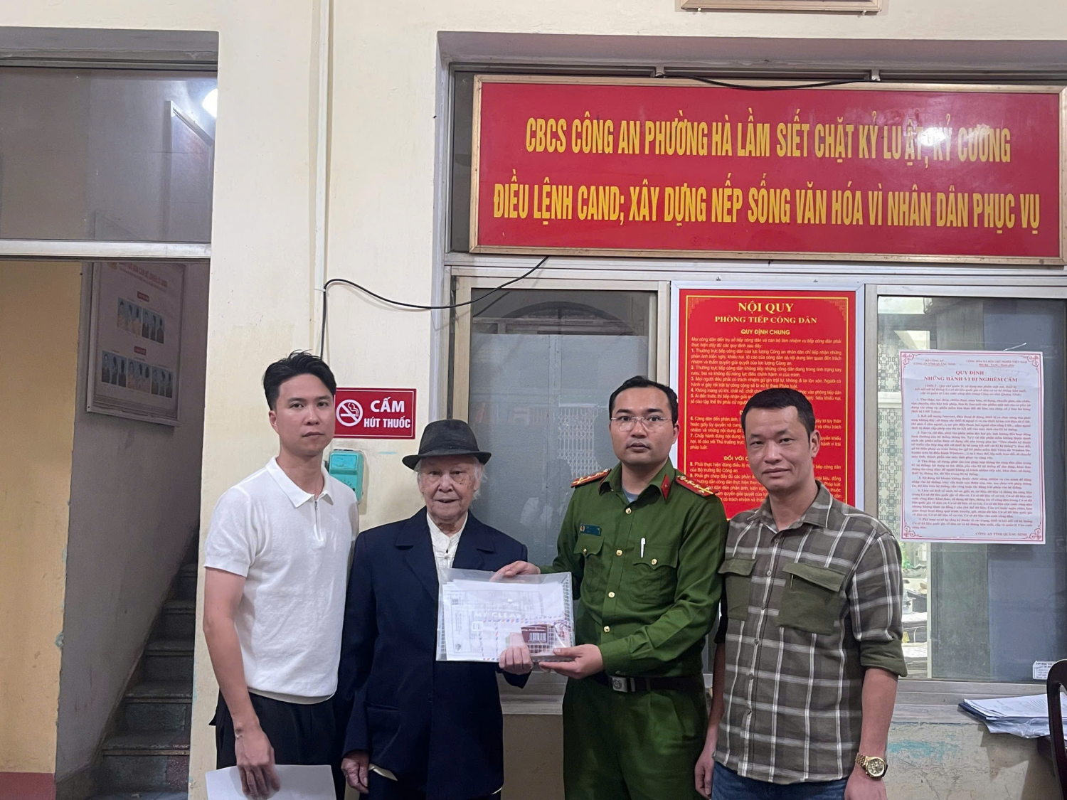 Trung tá công an bất ngờ nhặt được số tiền lớn cùng nhiều giấy tờ khi đang đi làm nhiệm vụ- Ảnh 1.
