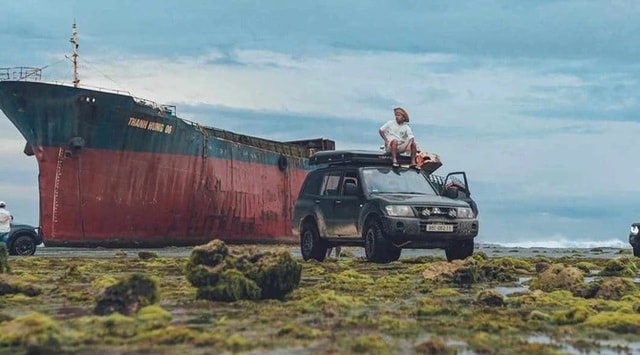 Bức xúc hình ảnh nhóm du khách điều khiển ô tô dàn hàng ngang ‘cày nát’ bãi rêu nổi tiếng- Ảnh 2.