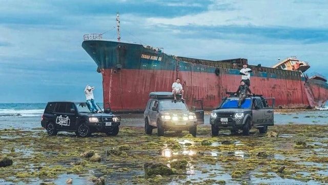 Bức xúc hình ảnh nhóm du khách điều khiển ô tô dàn hàng ngang ‘cày nát’ bãi rêu nổi tiếng- Ảnh 1.