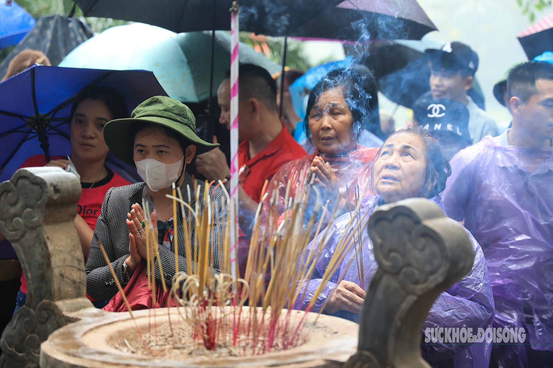 Hàng vạn du khách kiên nhẫn xếp hàng để hành lễ và tham quan Khu di tích lịch sử Đền Hùng- Ảnh 7.