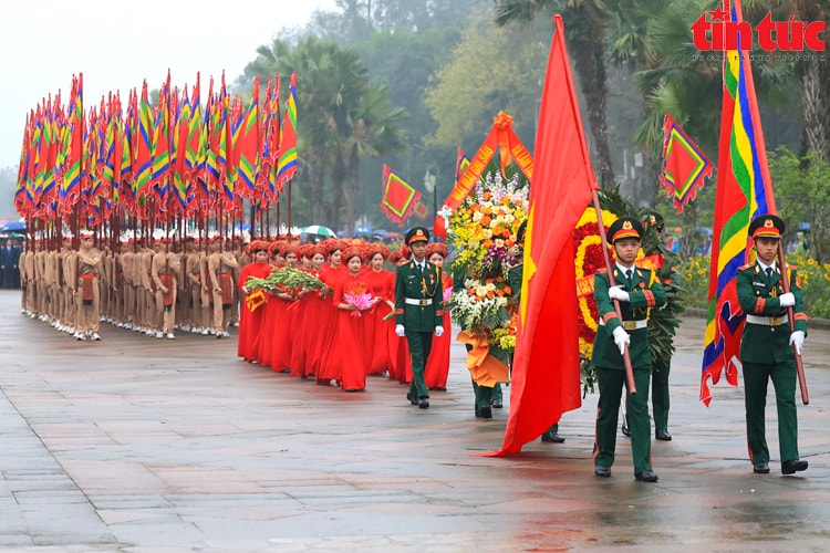 Dòng người đội mưa, tấp nập hành hương về Đền Hùng tri ân Quốc Tổ- Ảnh 2.