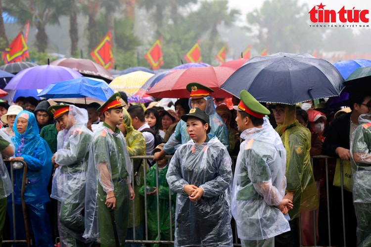 Dòng người đội mưa, tấp nập hành hương về Đền Hùng tri ân Quốc Tổ- Ảnh 4.