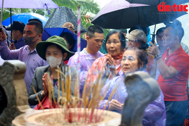Dòng người đội mưa, tấp nập hành hương về Đền Hùng tri ân Quốc Tổ- Ảnh 11.
