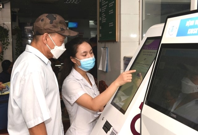Bệnh nhân đến bệnh viện quét thẻ bảo hiểm để lấy số thứ tự khám bệnh.