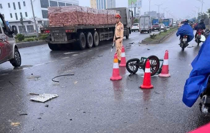 Va chạm với ô tô, nam thanh niên đi xe máy tử vong- Ảnh 1.