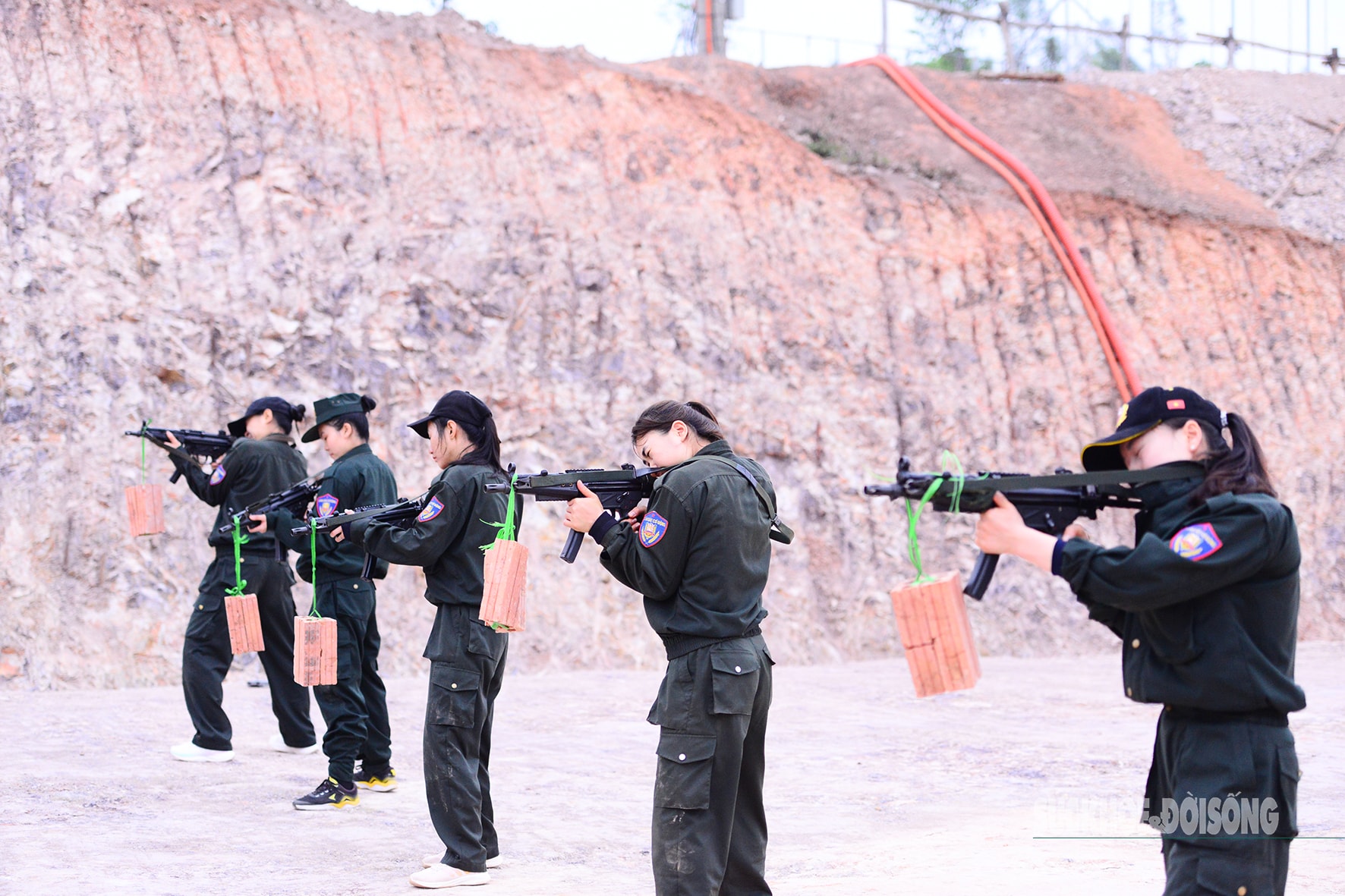 Treo gạch lên súng - bí quyết rèn tinh thần thép của nữ cảnh sát cơ động- Ảnh 10.