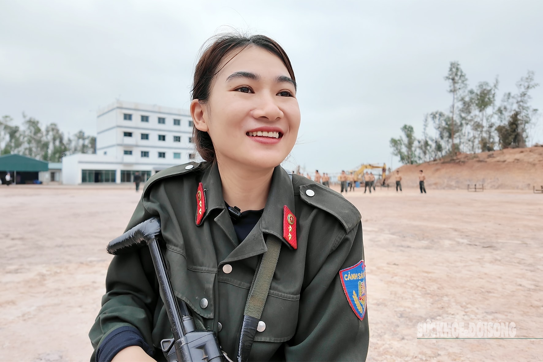 Treo gạch lên súng - bí quyết rèn tinh thần thép của nữ cảnh sát cơ động- Ảnh 4.