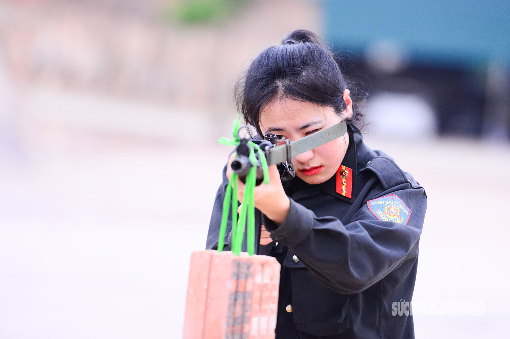 Treo gạch lên súng - bí quyết rèn tinh thần thép của nữ cảnh sát cơ động- Ảnh 11.