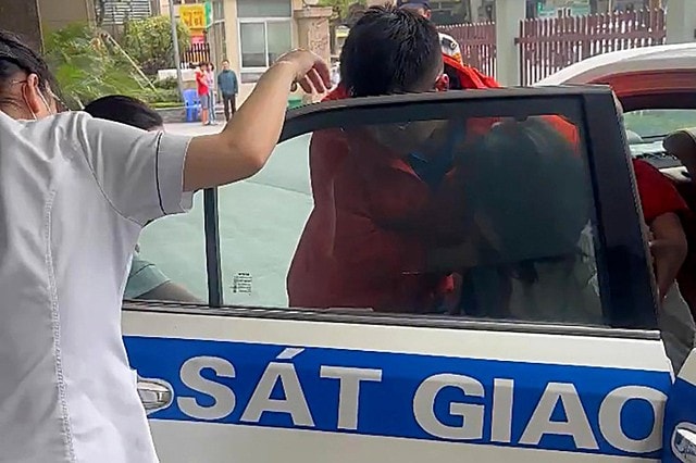 Vỡ ối giữa cao tốc, sản phụ được CSGT chở đi viện bằng xe đặc chủng- Ảnh 2.