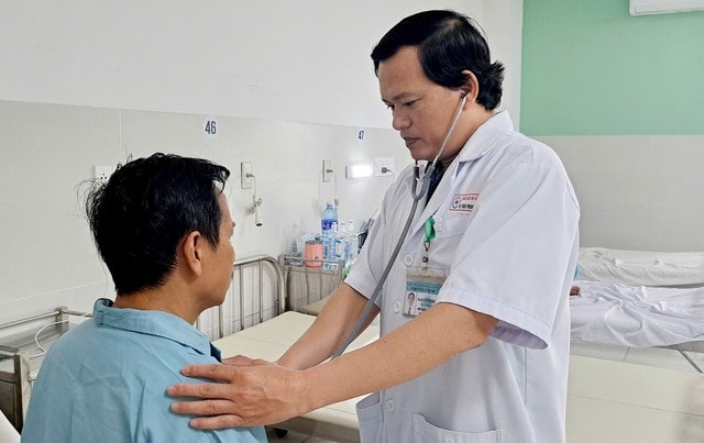 Phát hiện bệnh phổi hiếm gặp từ cơn đau lưng- Ảnh 1.