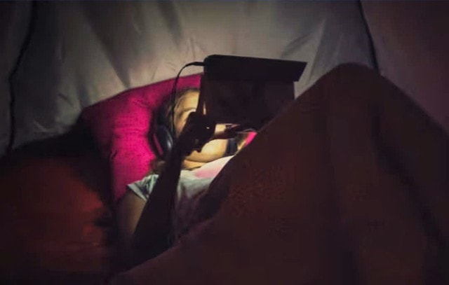 Bắt gặp con xem phim sex: Roi vọt hay cơ hội vàng để giáo dục?- Ảnh 1.
