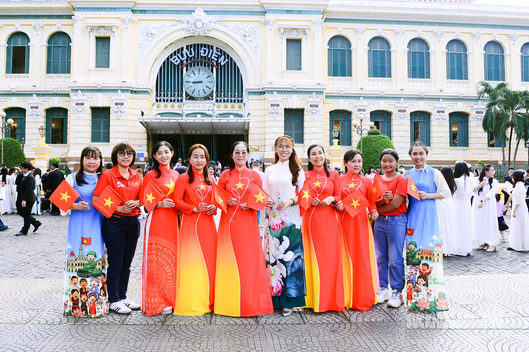 TPHCM rực rỡ sắc màu chào mừng ngày hội thống nhất- Ảnh 1.