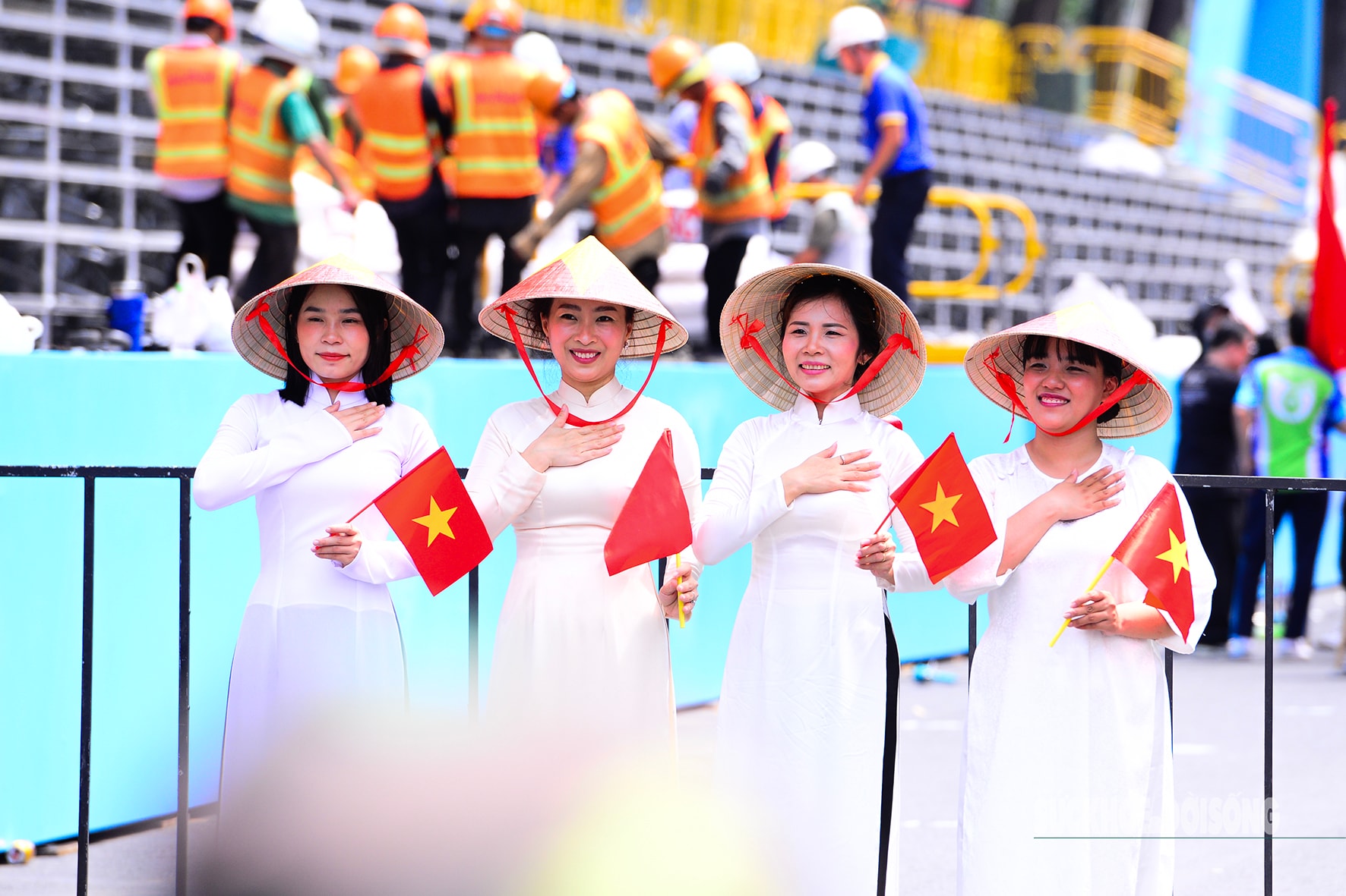 TPHCM rực rỡ sắc màu chào mừng ngày hội thống nhất- Ảnh 2.