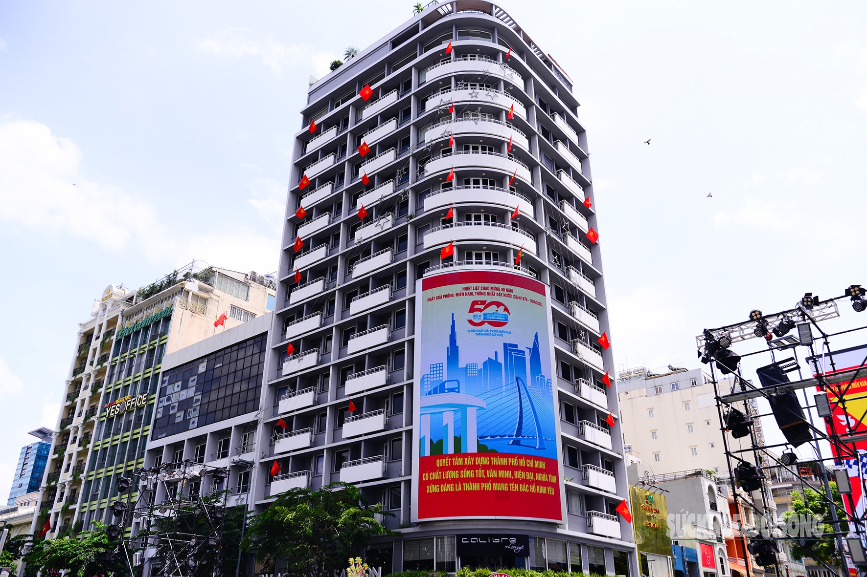 TPHCM rực rỡ sắc màu chào mừng ngày hội thống nhất- Ảnh 8.