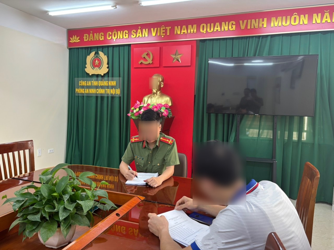 Bình luận xúc phạm lực lượng Công an trên mạng xã hội, người đàn ông bị xử phạt 5 triệu- Ảnh 1.