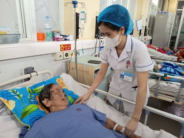 Cứu sống cụ bà bị hươu húc gãy 14 xương sườn- Ảnh 1.