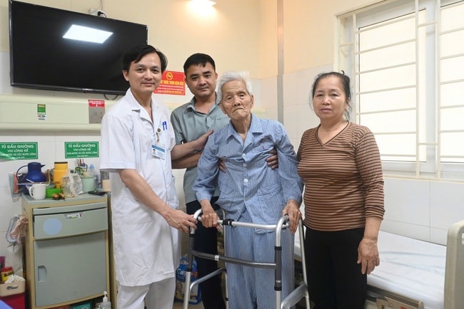Thay khớp háng cho cụ ông 99 tuổi bị gãy cổ xương đùi- Ảnh 2.