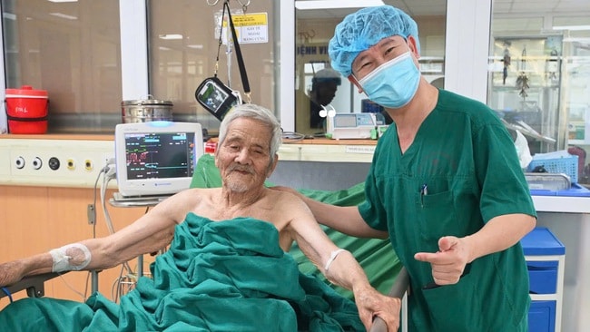 Thay khớp háng cho cụ ông 99 tuổi bị gãy cổ xương đùi- Ảnh 1.