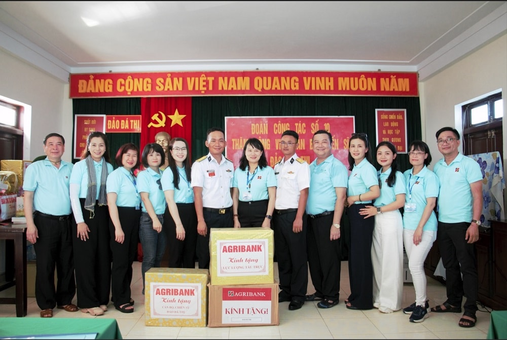 Đoàn công tác Agribank tặng quà cho cán bộ chiến sĩ và các lực lượng trên đảo Đá Thị