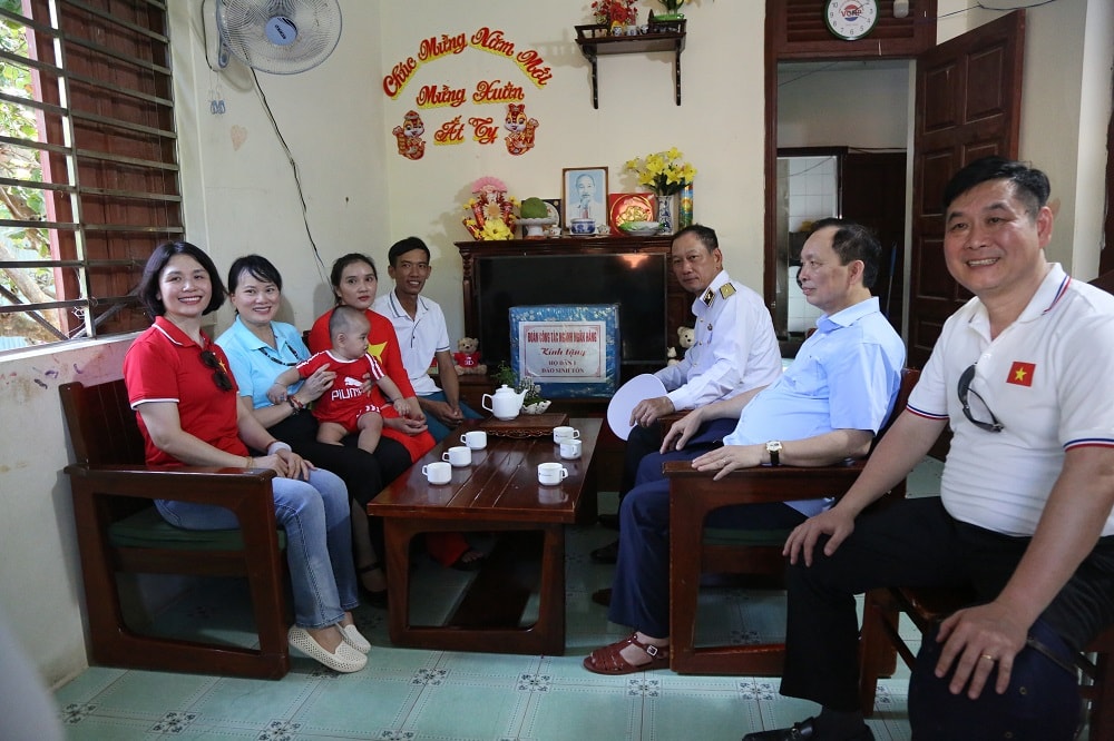 Phó Thống đốc Thường trực Ngân hàng Nhà nước Việt Nam đồng chí Đào Minh Tú cùng đoàn công tác tặng quà và thăm hỏi hộ dân trên đảo Song Tử Tây