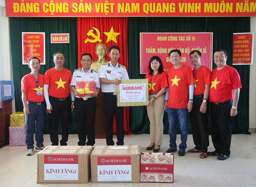 Phó Tổng Giám đốc Agribank Phùng Thị Bình - đại diện đoàn công tác Agribank trao tặng quà cho các chiến sĩ trên đảo Cô Lin