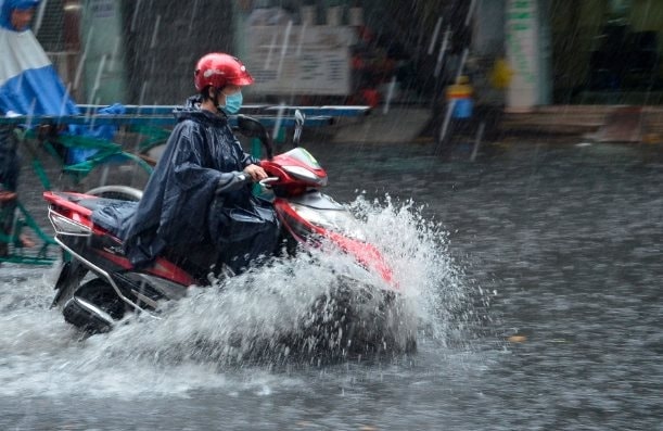 Miền Bắc mưa dông, cảnh báo lốc sét, gió giật mạnh- Ảnh 2.