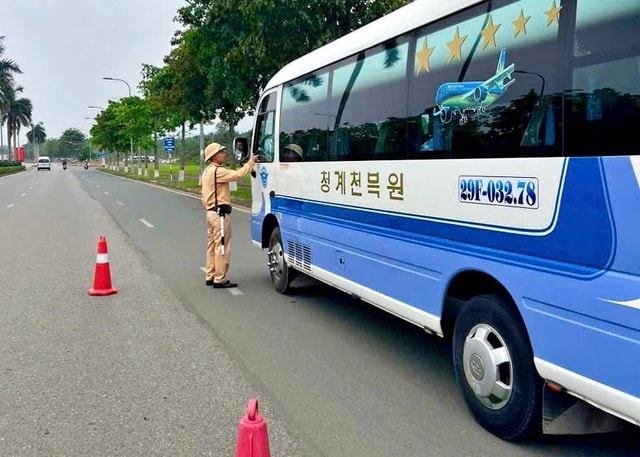 Tài xế uống rượu bia vẫn chở hàng chục công nhân ở khu công nghệ cao Hòa Lạc- Ảnh 2.