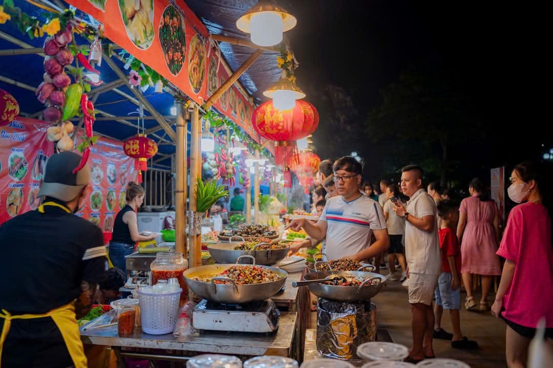 Du khách nườm nượp tham quan di tích Huế dịp nghỉ lễ- Ảnh 14.