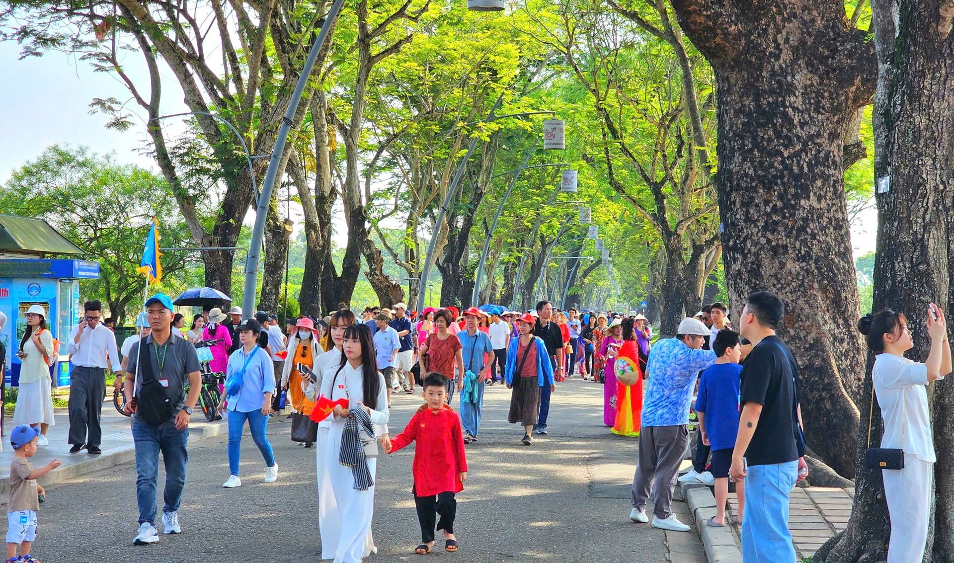 Du khách nườm nượp tham quan di tích Huế dịp nghỉ lễ- Ảnh 1.