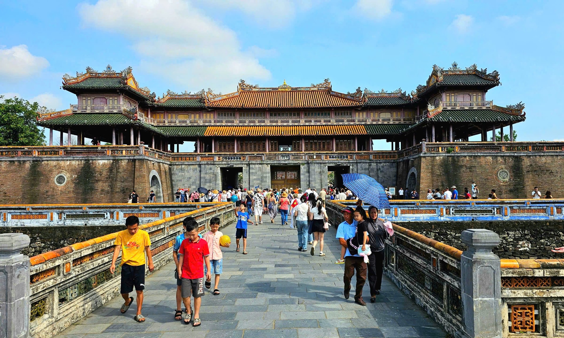 Du khách nườm nượp tham quan di tích Huế dịp nghỉ lễ- Ảnh 2.