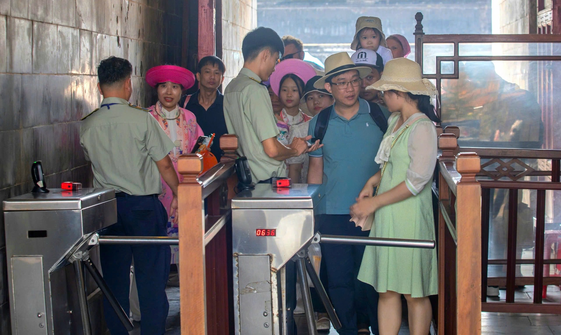 Du khách nườm nượp tham quan di tích Huế dịp nghỉ lễ- Ảnh 3.