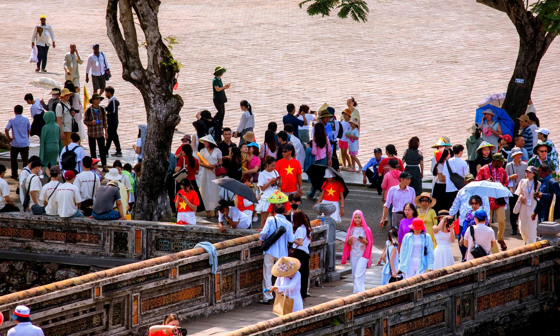 Du khách nườm nượp tham quan di tích Huế dịp nghỉ lễ- Ảnh 7.