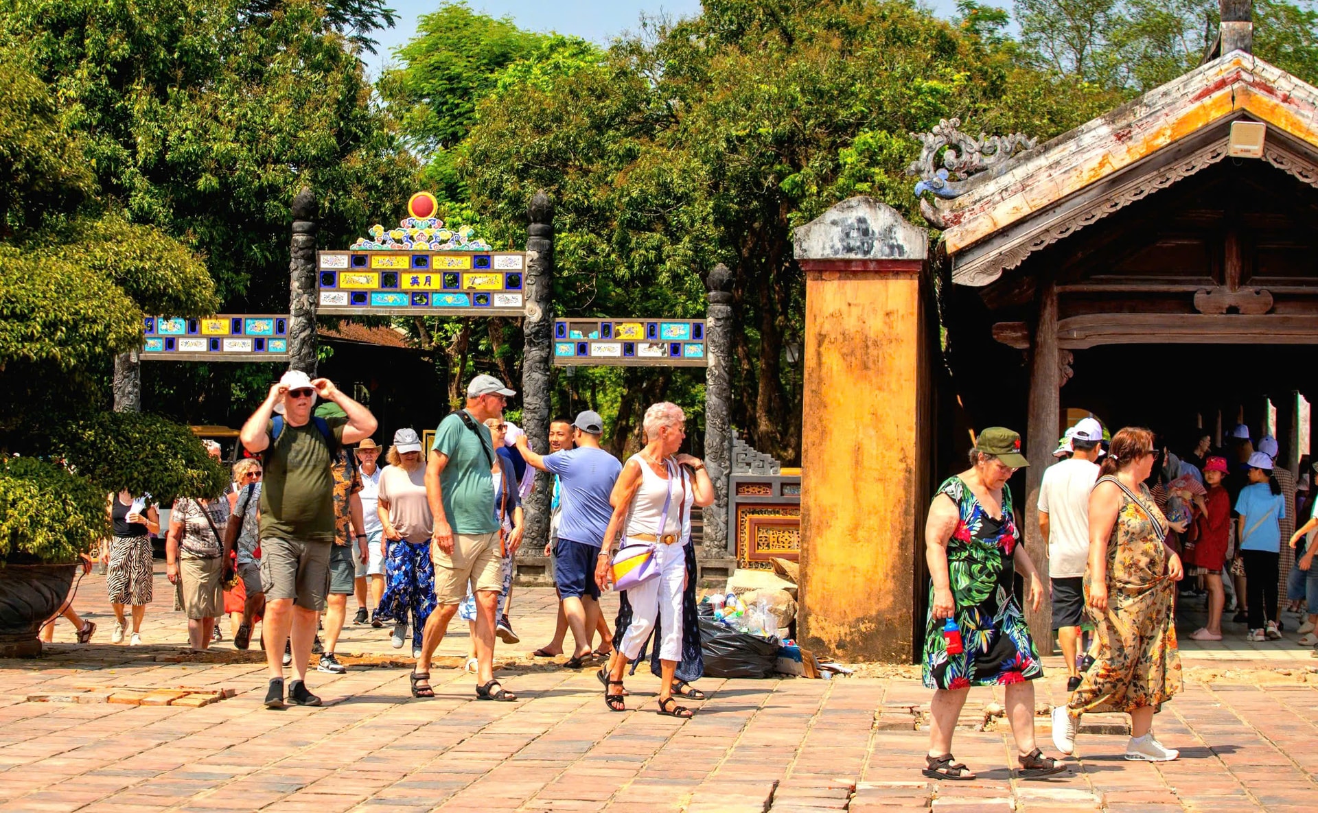 Du khách nườm nượp tham quan di tích Huế dịp nghỉ lễ- Ảnh 5.