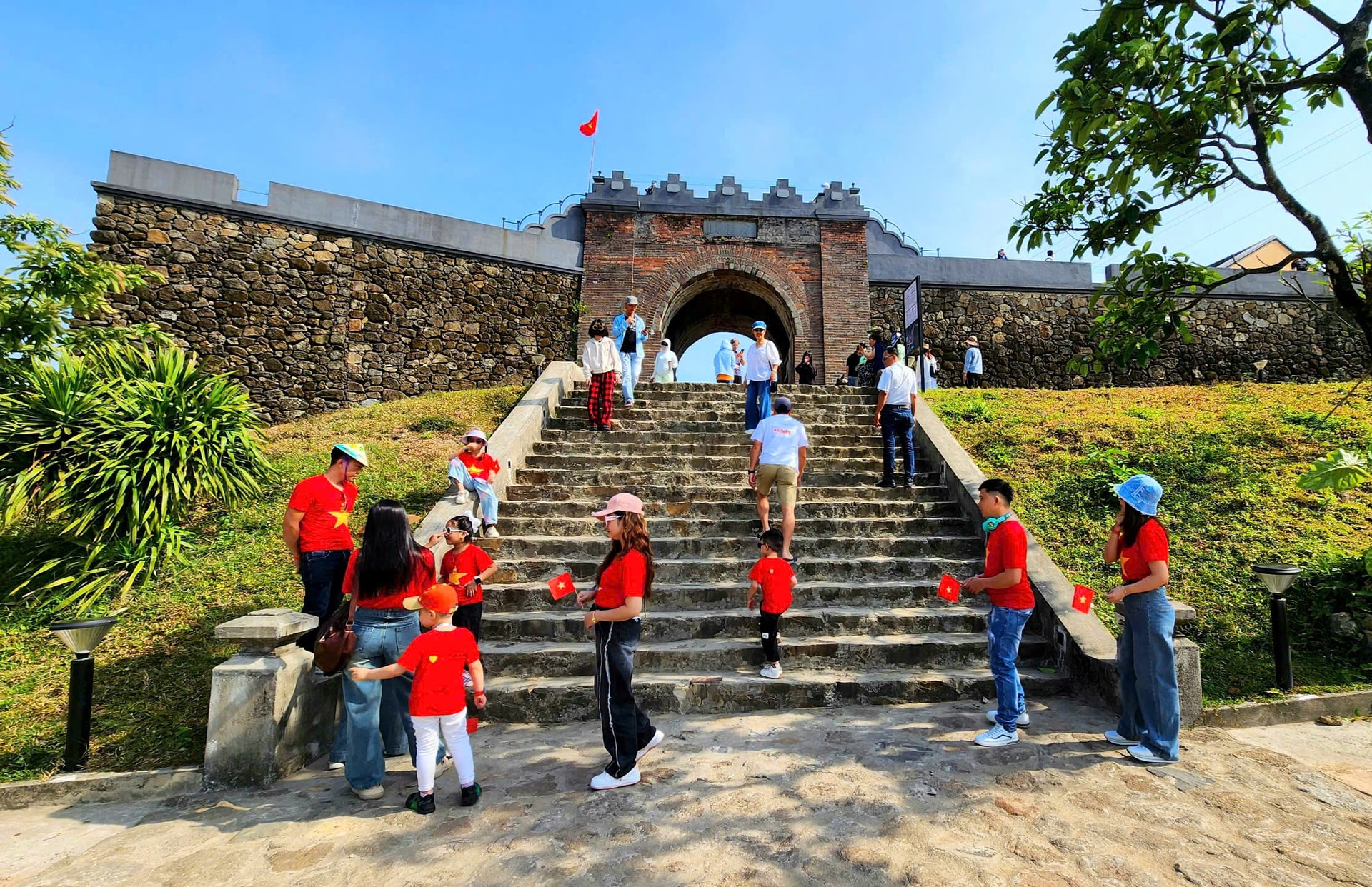 Du khách nườm nượp tham quan di tích Huế dịp nghỉ lễ- Ảnh 10.