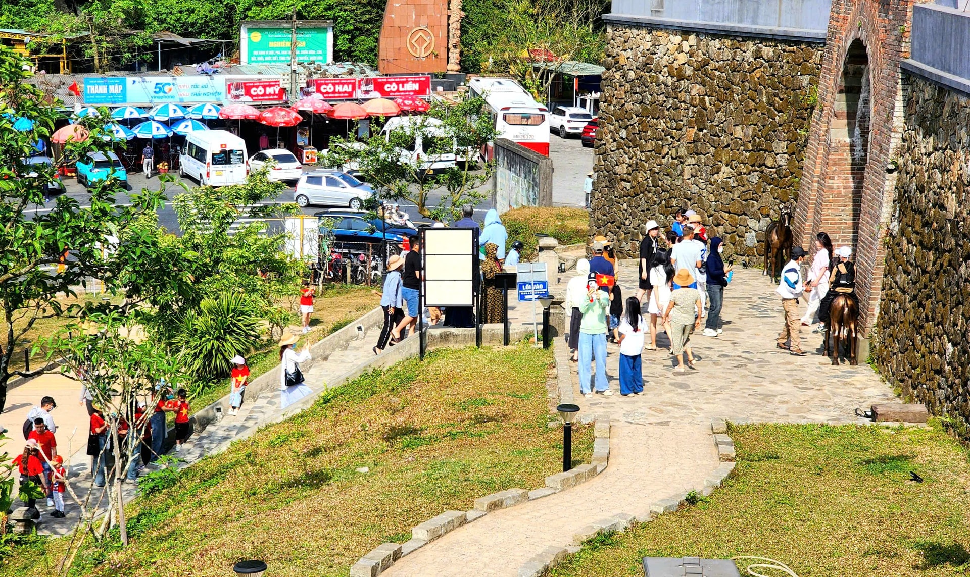 Du khách nườm nượp tham quan di tích Huế dịp nghỉ lễ- Ảnh 13.