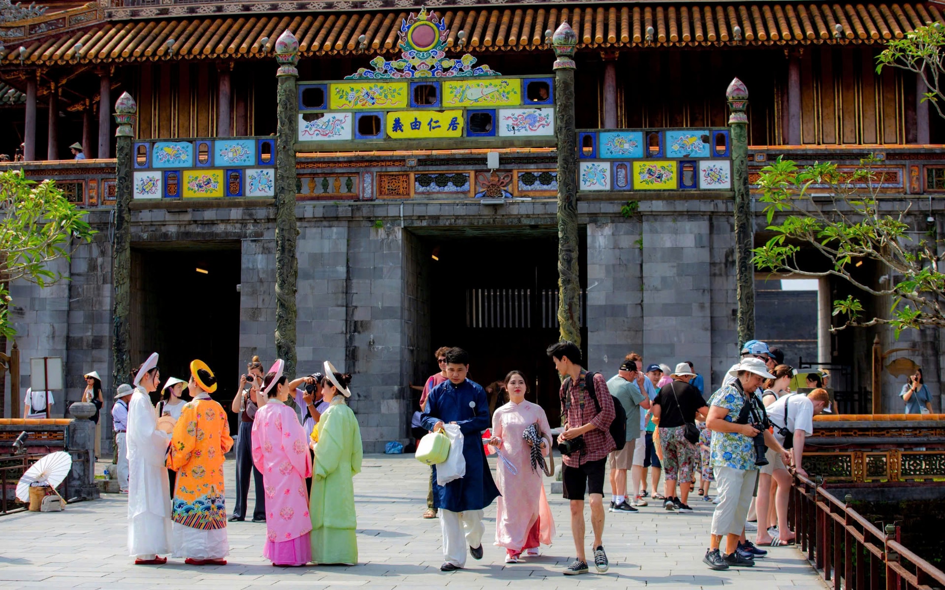 Du khách nườm nượp tham quan di tích Huế dịp nghỉ lễ- Ảnh 4.