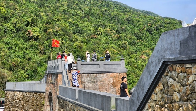 Du khách nườm nượp tham quan di tích Huế dịp nghỉ lễ- Ảnh 11.