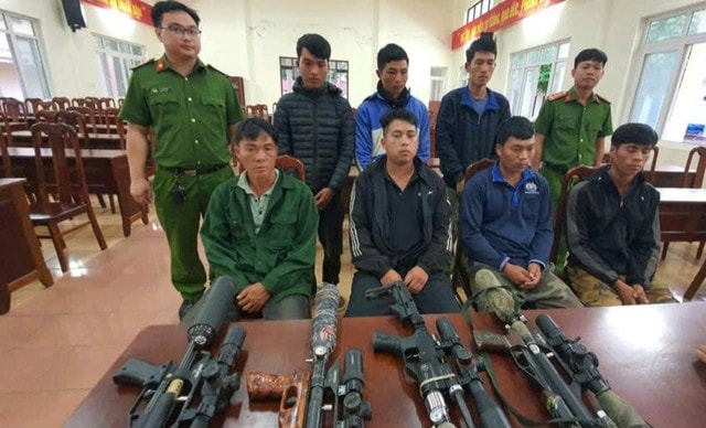 Bắt 7 đối tượng mang súng tự chế vào rừng để săn bắn- Ảnh 1.