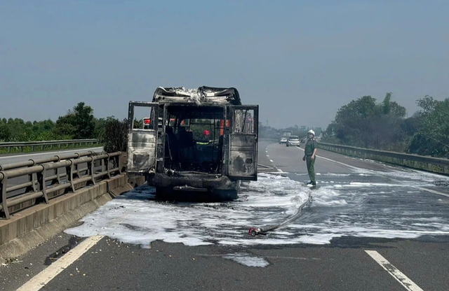 Xe tang bốc cháy trên cao tốc Nội Bài – Lào Cai, 21 người kịp thoát thân- Ảnh 2. Xe tang bốc cháy trên cao tốc Nội Bài – Lào Cai, 21 người kịp thoát thân- Ảnh 2.