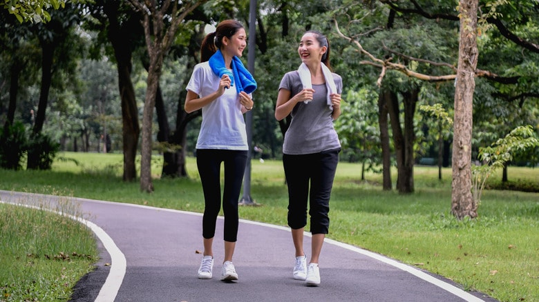 Đi bộ có thể giảm nguy cơ bệnh tim, cách đi bộ đúng và an toàn- Ảnh 2.