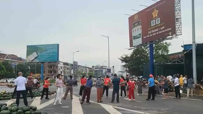 Người dân chung tay giúp đỡ tài xế chở dưa hấu gặp nạn- Ảnh 3.