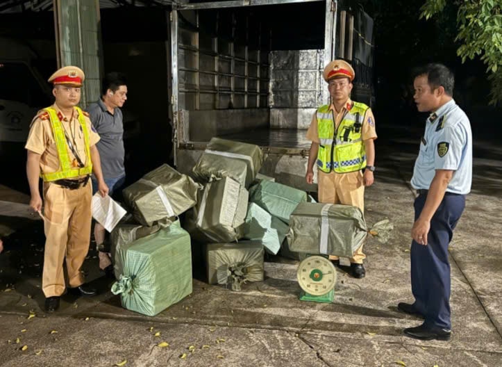 Phát hiện xe chở 3 tạ lòng lợn khô không rõ nguồn gốc- Ảnh 1.