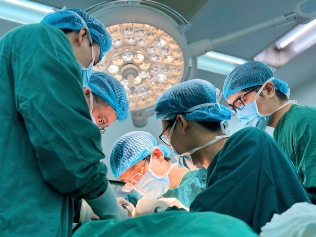 Vi phẫu cứu ngón tay đứt lìa cho nam công nhân- Ảnh 2.