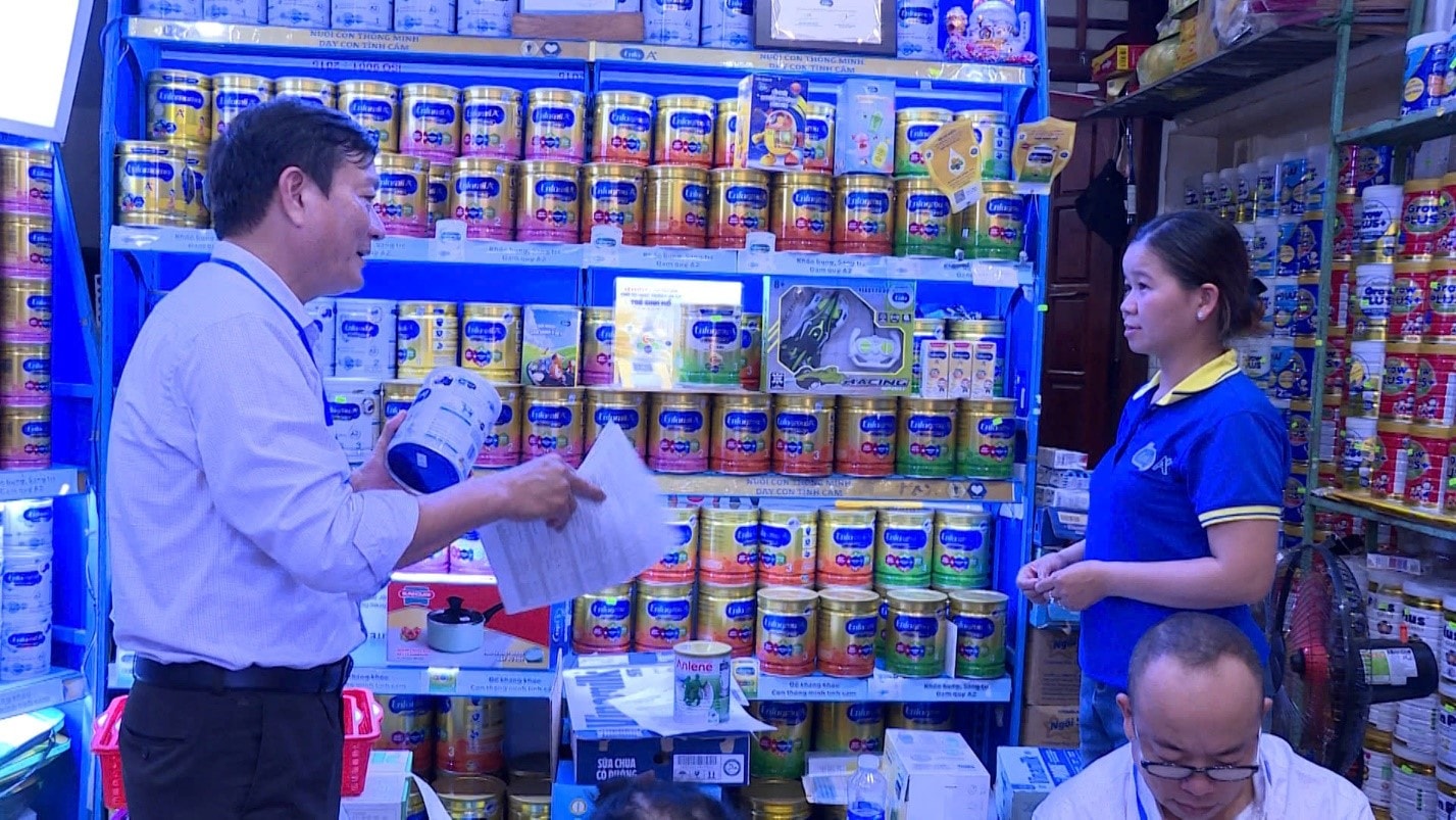 Huế kiểm tra loạt cơ sở kinh doanh sữa, thực phẩm chức năng và bếp ăn tập thể- Ảnh 2.