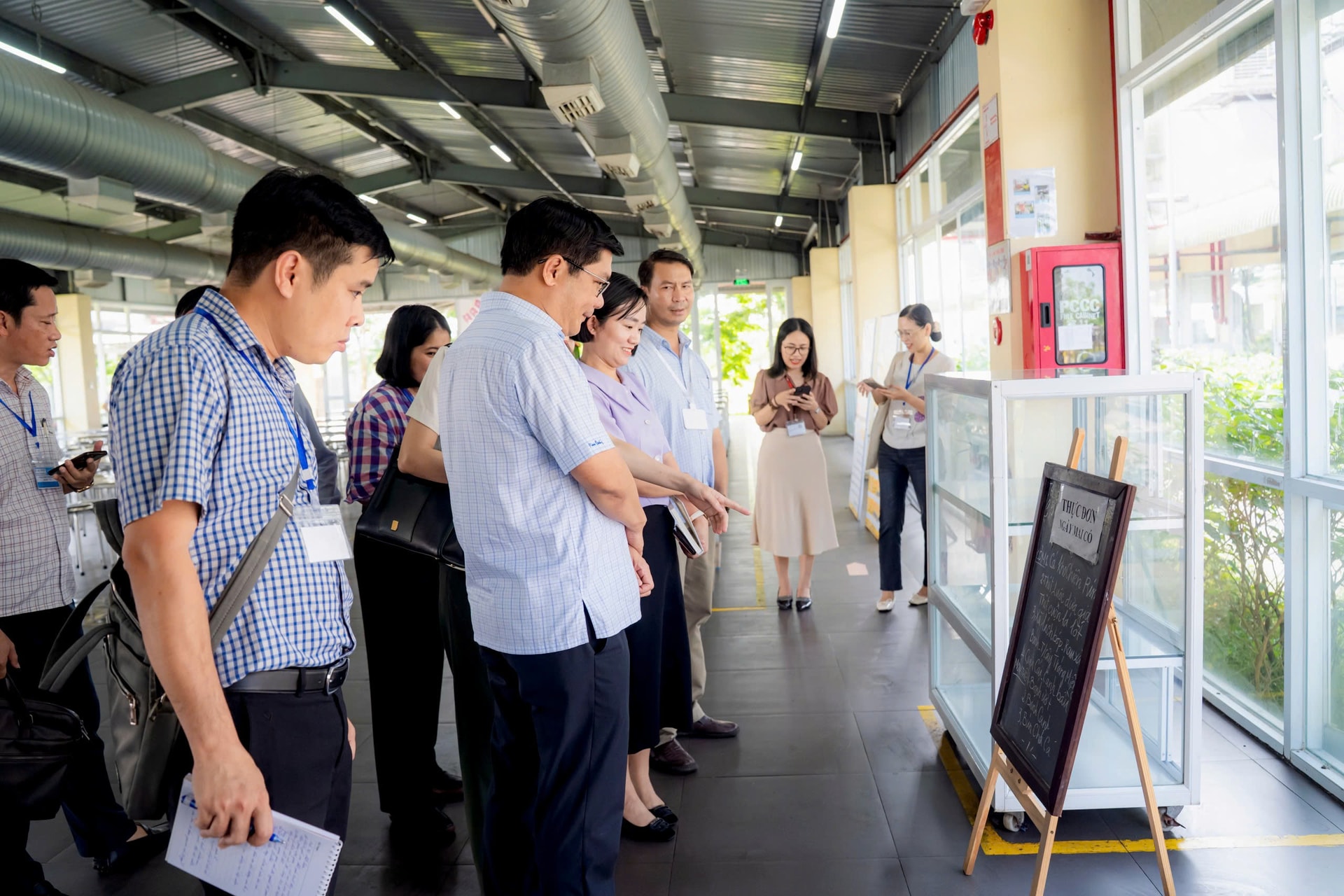 Huế kiểm tra loạt cơ sở kinh doanh sữa, thực phẩm chức năng và bếp ăn tập thể- Ảnh 1.