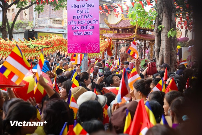 Chùa Quán Sứ mở cửa xuyên đêm để người dân, Phật tử vào chiêm bái xá lợi Phật- Ảnh 1.