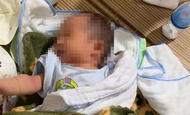 Bé sơ sinh bị bỏ rơi trước cổng nhà dân ở Hà Tĩnh- Ảnh 1.