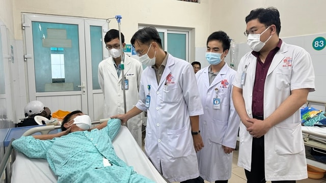 Giải thoát bệnh nhân khỏi bướu mỡ to gấp đôi quả dừa- Ảnh 2.